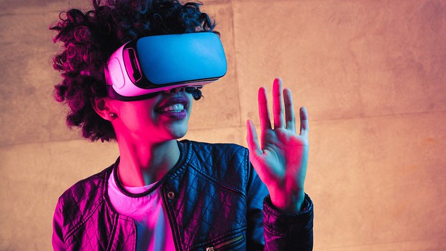 Virtual Reality and Augmented Reality Headsets: Revolutionizing Digital Immersion